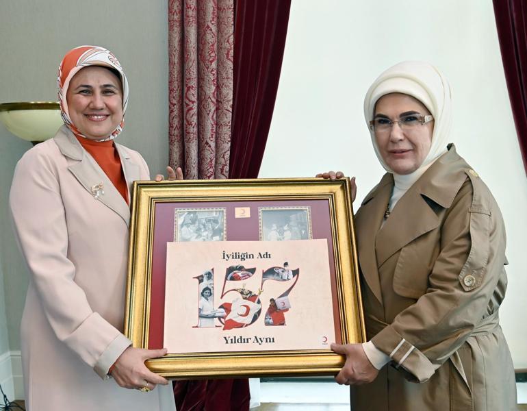 Emine Erdoğan a donné des sacrifices au rouge turc