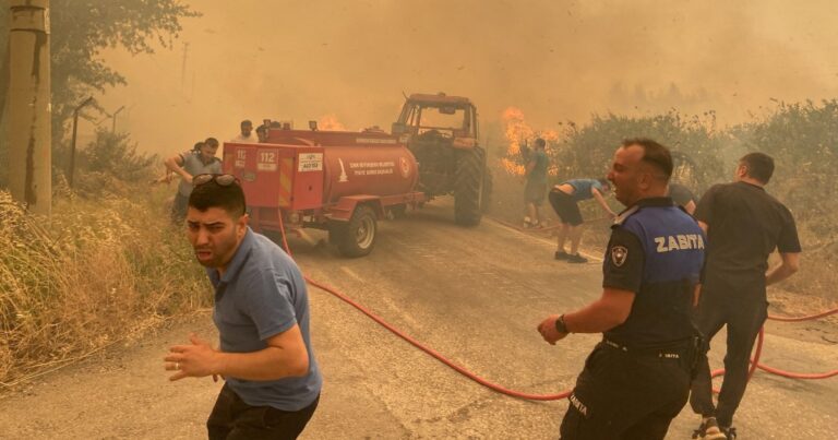 Turkiye bat des incendies de forêt à Izmir pour le deuxième jour, 50 000 personnes ont évacué