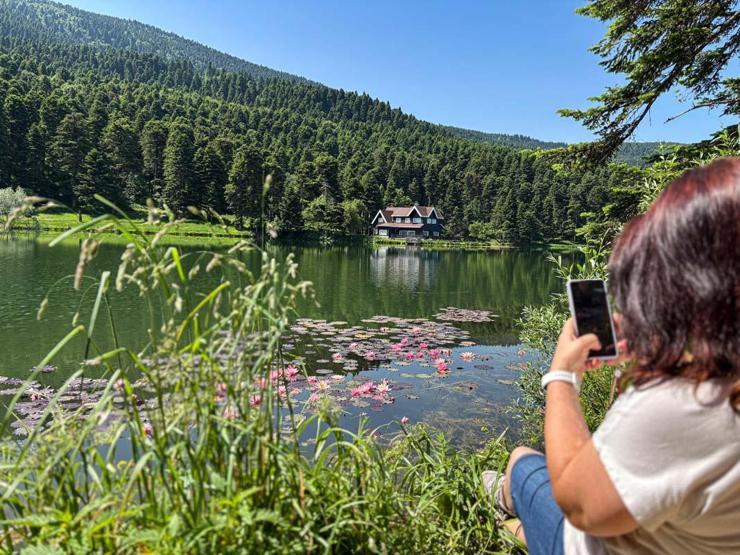 Le parc naturel de Gölcük a été inondé par des vacanciers: la nature, l'énergie est grande