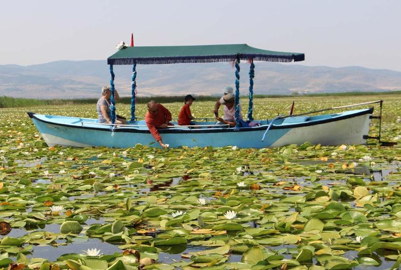 Le tourisme Nilüfer à Işıklı Lake est le centre d'attention pour les visiteurs
