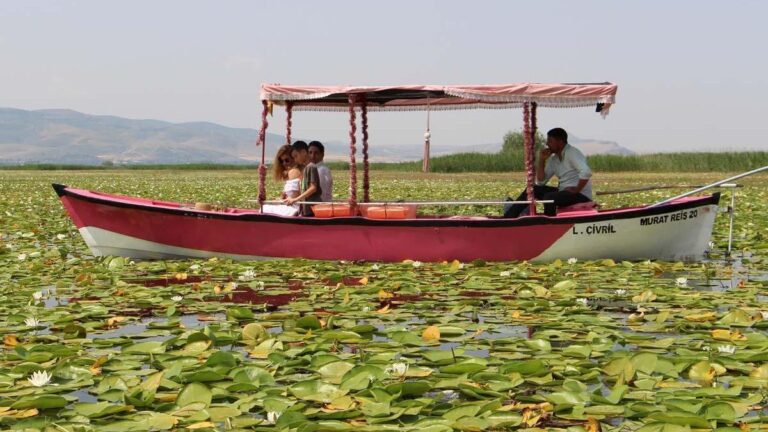 Il ne revient pas sans s'arrêter à Denizli! Le tourisme 'Nilüfer' dans le lac Işıklı … Les visiteurs sont devenus le centre de l'attention