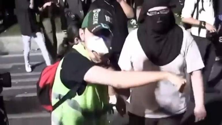 Le visage du démonstrateur masqué a été détenu dans le Saraçhane