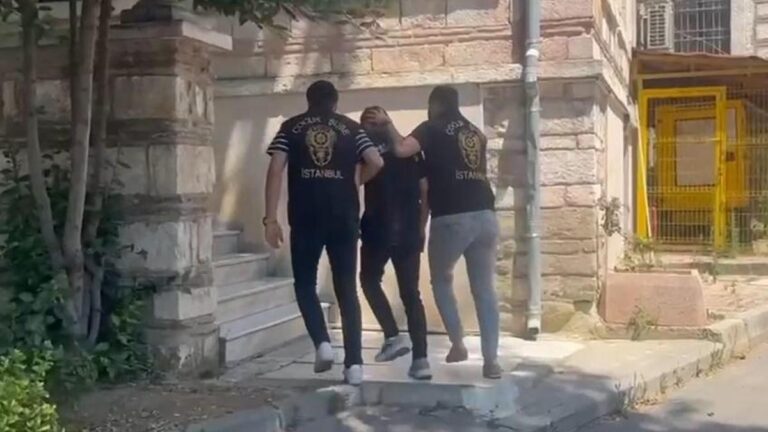 Le visage du démonstrateur masqué a été détenu à Saraçhane