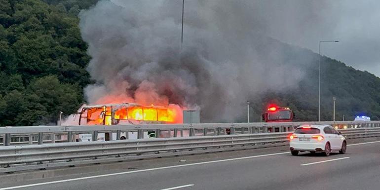 L'incendie de bus a été retourné du bord de la catastrophe sur la route anatolienne