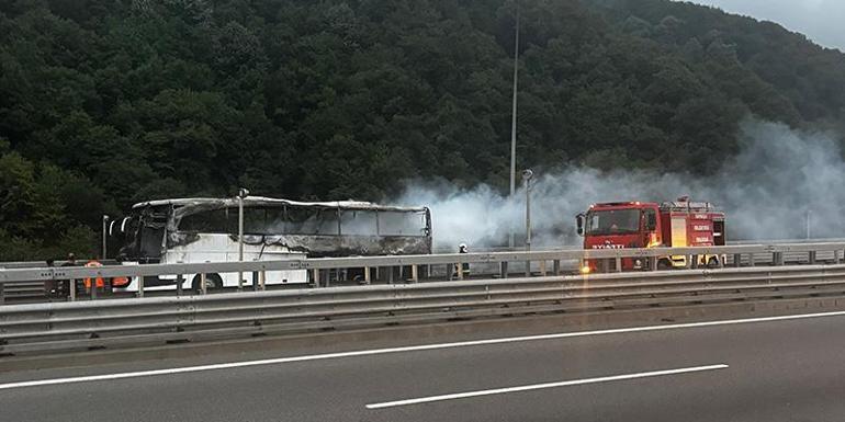 L'incendie de bus a été retourné du bord de la catastrophe sur la route anatolienne
