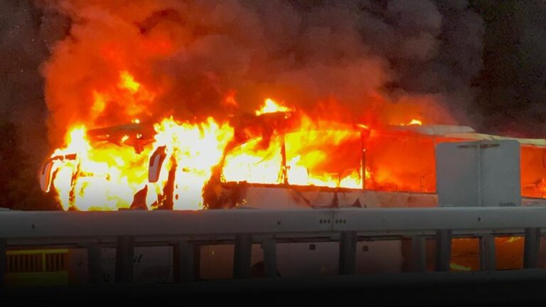 Feu de bus sur l'autoroute anatolienne! Retourné du seuil de la catastrophe