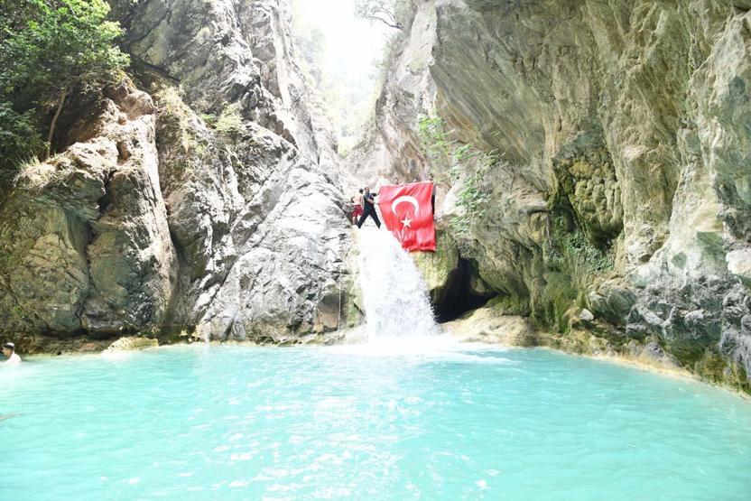 Cascades dans le canyon de Sarısu, la merveille de la nature, les amoureux de la nature fascine