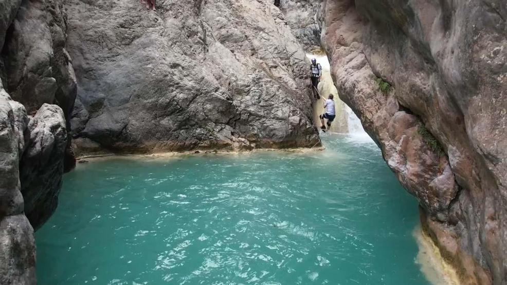 Cascades dans le canyon de Sarısu, la merveille de la nature, les amoureux de la nature fascine