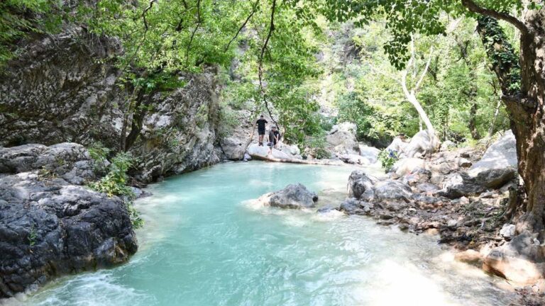 La nature se demande! Les cascades à Sarısu Canyon Fascine Nature Lovers