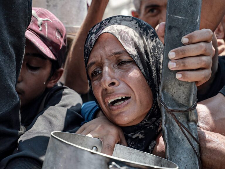 Les frappes israéliennes tuent 63 à Gaza malgré les «pauses», à mesure que la crise de la faim s'approfondit