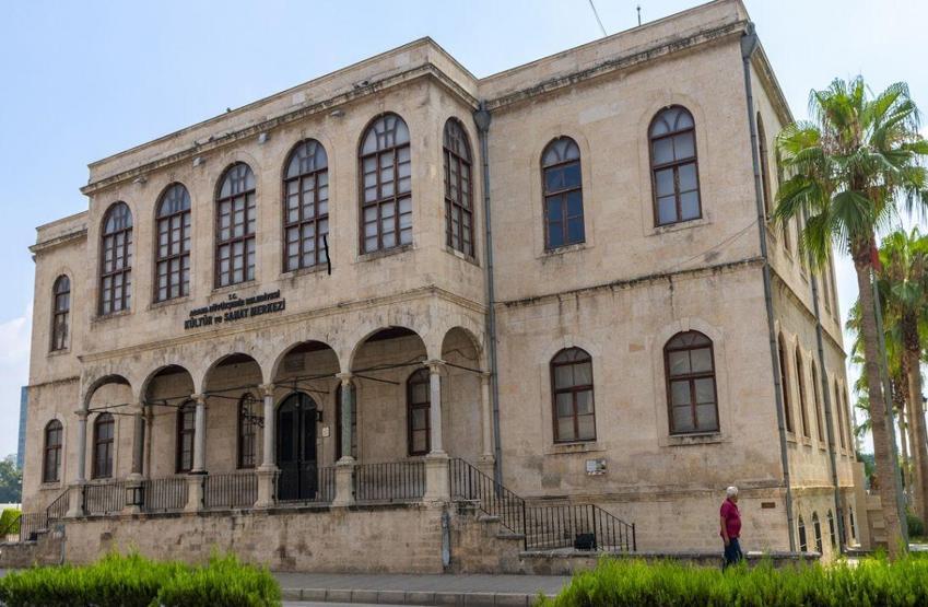 Les meilleurs endroits historiques que vous devriez voir dans l'île: Bridge en pierre, château de serpent, grande tour de l'horloge ...