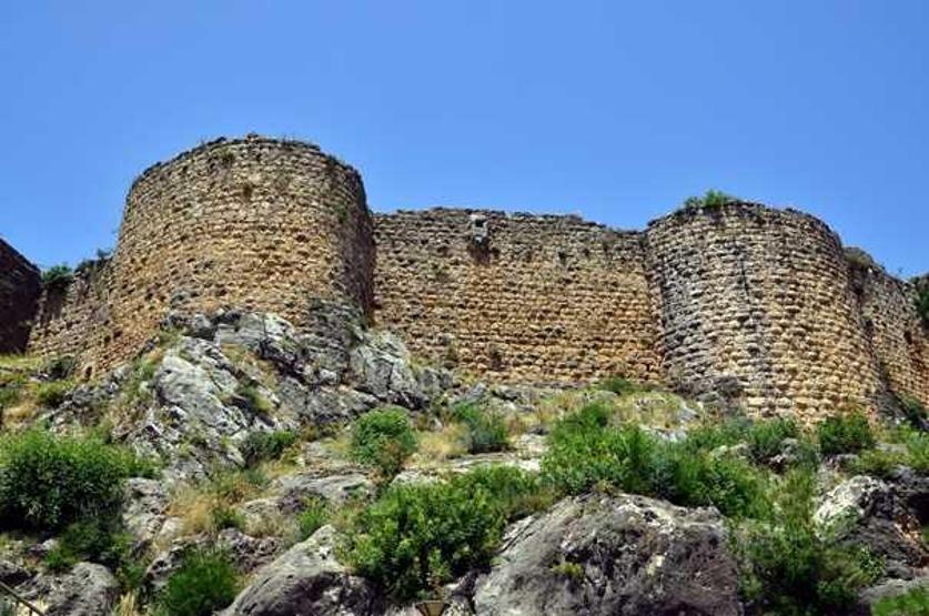 Les meilleurs endroits historiques que vous devriez voir dans l'île: Bridge en pierre, château de serpent, grande tour de l'horloge ...