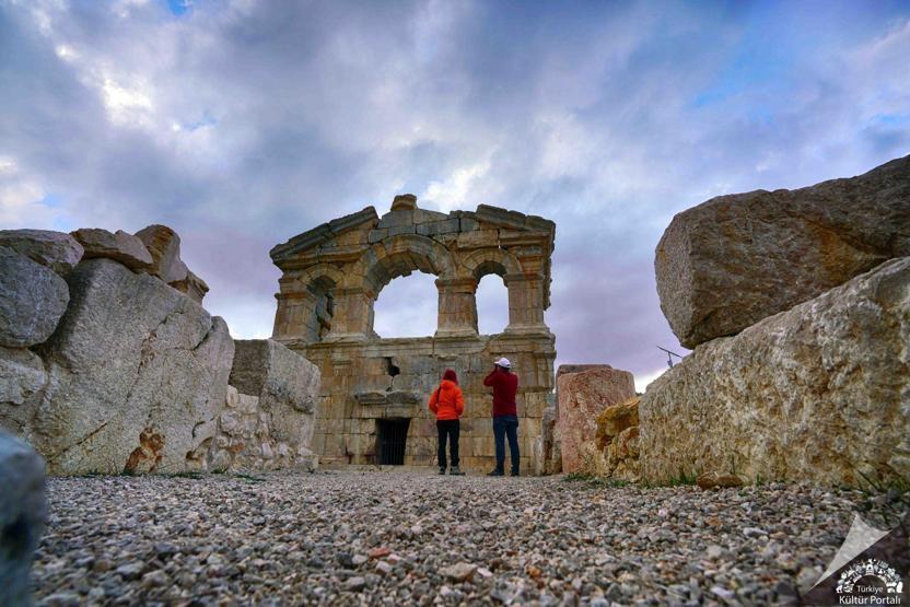 Les meilleurs endroits historiques que vous devriez voir dans l'île: Bridge en pierre, château de serpent, grande tour de l'horloge ...