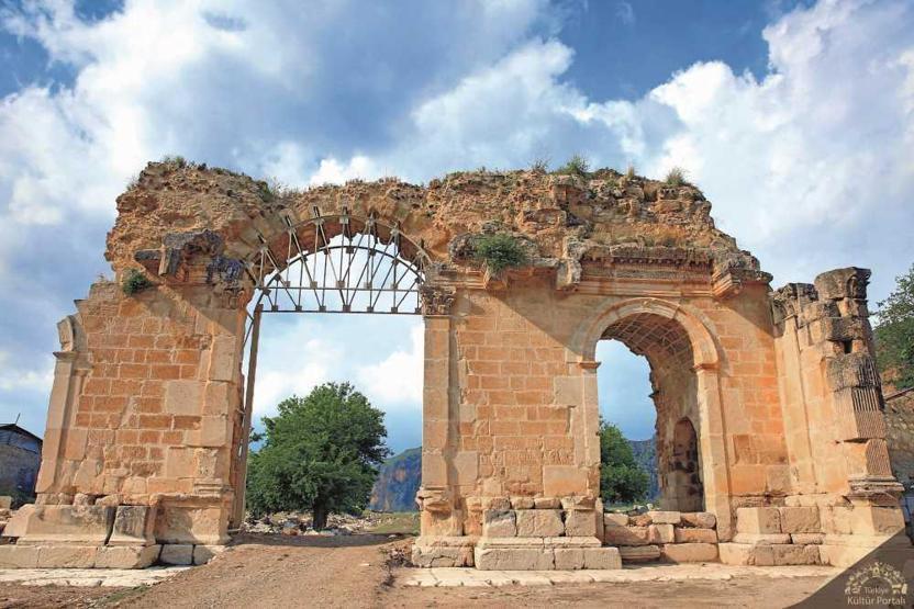 Les meilleurs endroits historiques que vous devriez voir dans l'île: Bridge en pierre, château de serpent, grande tour de l'horloge ...