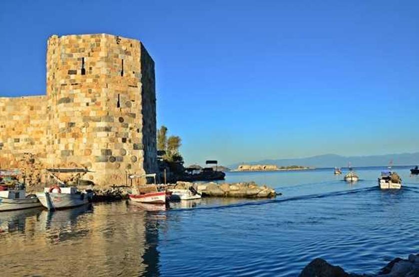 Les meilleurs endroits historiques que vous devriez voir dans l'île: Bridge en pierre, château de serpent, grande tour de l'horloge ...