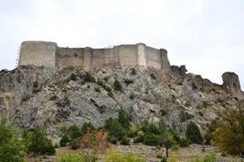 Les meilleurs endroits historiques que vous devriez voir dans l'île: Bridge en pierre, château de serpent, grande tour de l'horloge ...