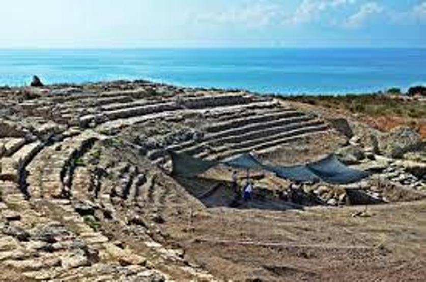 Les meilleurs endroits historiques que vous devriez voir dans l'île: Bridge en pierre, château de serpent, grande tour de l'horloge ...