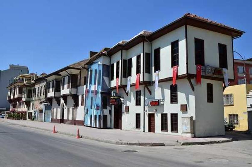 Les meilleurs endroits historiques que vous devriez voir dans l'île: Bridge en pierre, château de serpent, grande tour de l'horloge ...