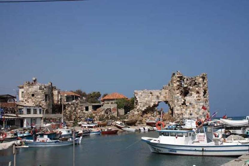 Les meilleurs endroits historiques que vous devriez voir dans l'île: Bridge en pierre, château de serpent, grande tour de l'horloge ...