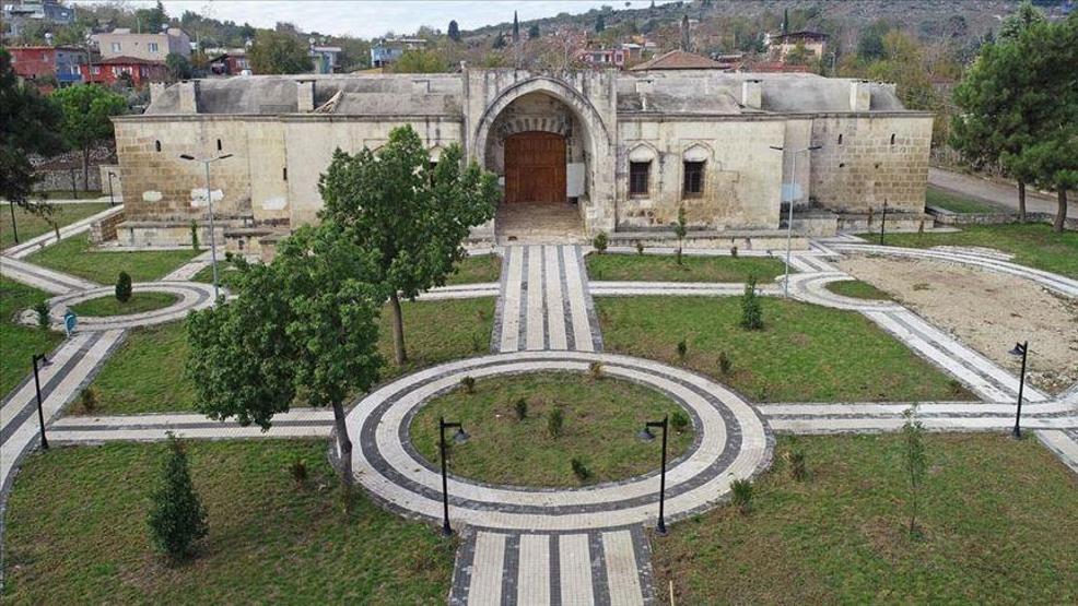 Les meilleurs endroits historiques que vous devriez voir dans l'île: Bridge en pierre, château de serpent, grande tour de l'horloge ...