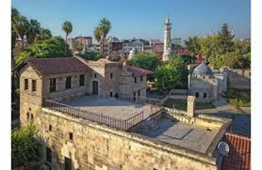 Les meilleurs endroits historiques que vous devriez voir dans l'île: Bridge en pierre, château de serpent, grande tour de l'horloge ...