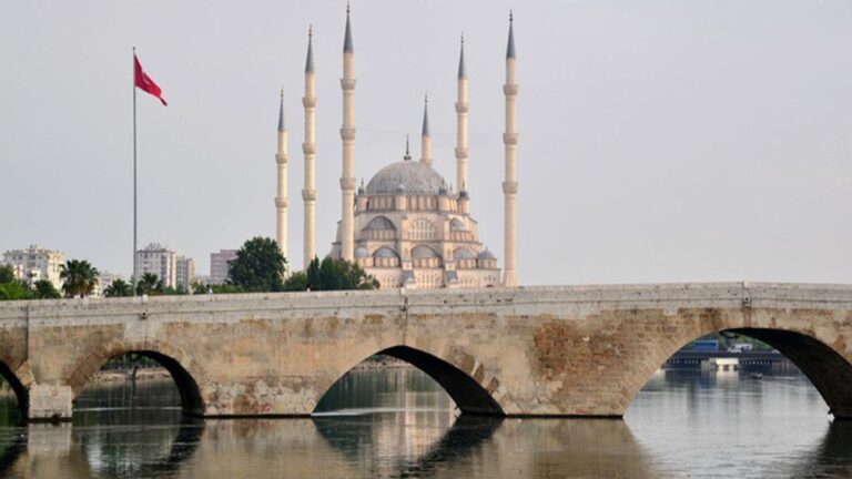 Les meilleurs endroits historiques que vous devriez voir à Adana: Bridge en pierre, château de serpent, grande tour de l'horloge …