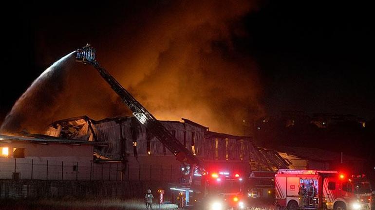 Feu dans l'usine à Istanbul Arnavutköy