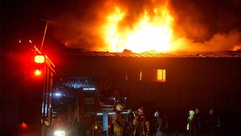 Le feu dans l'usine à Istanbul Arnavutköy!