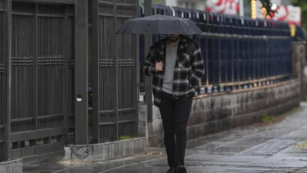 «Les précipitations» se brisent dans l'onde de l'air chaud