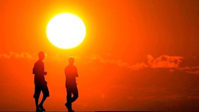 Temps chaud à Türkiye rôtir les thermomètres à 48 degrés Saw