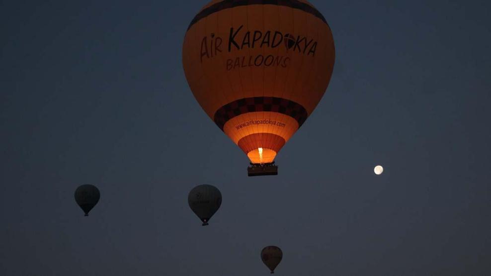 Les touristes venant en Cappadocia pour des vacances, en regardant la région avec une montgolfière