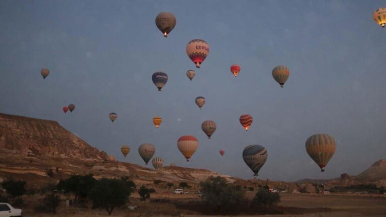 Les touristes venant en Cappadocia pour des vacances, en regardant la région avec une montgolfière