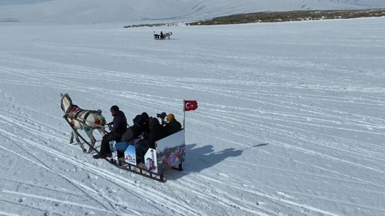 « Glissement de cheval » dans le lac Çıldır