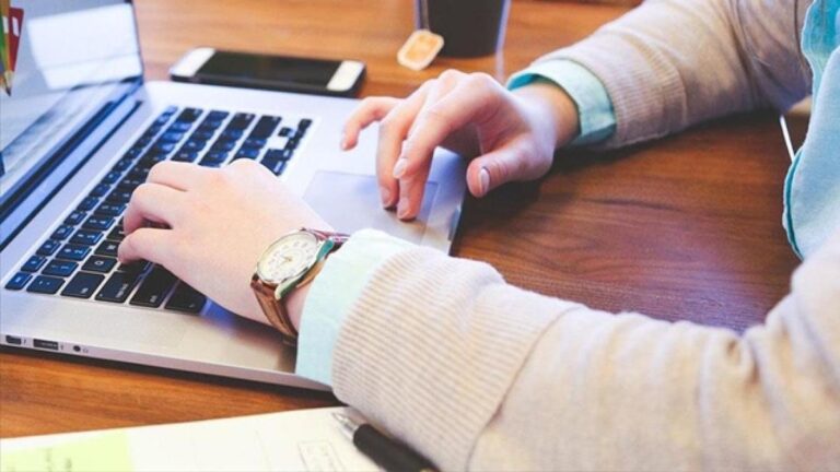 Une personne sur 3 travaillant à Türkiye est un diplômé universitaire