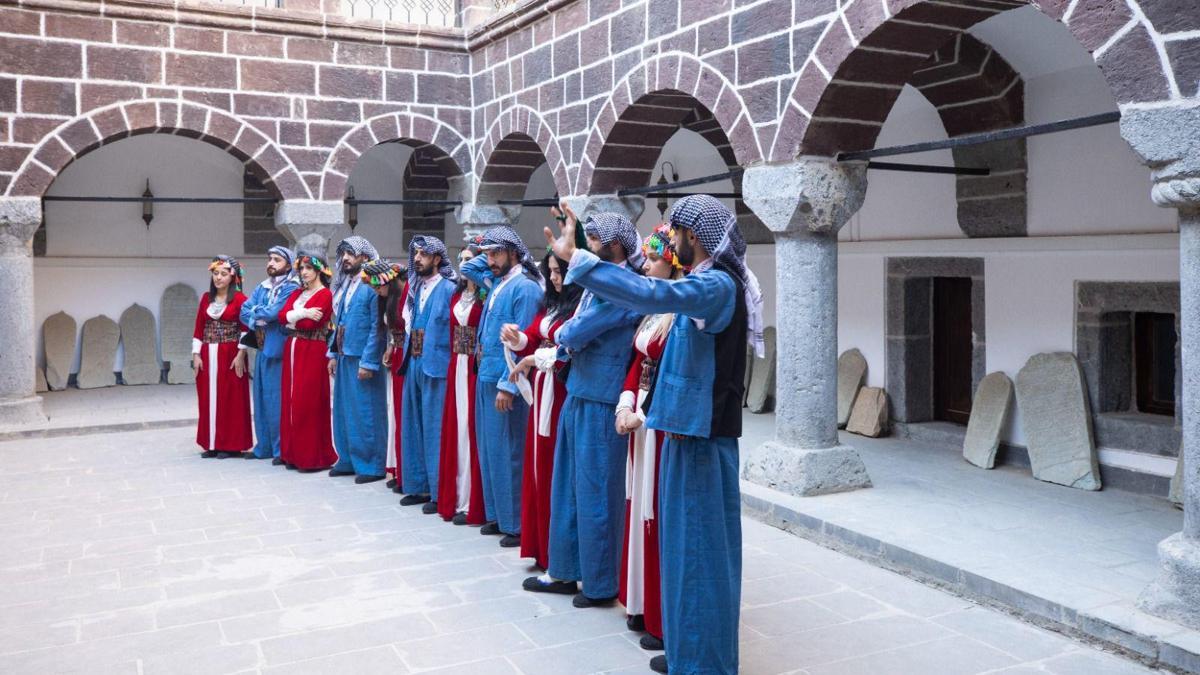 Des années plus tard, la culture Hakkari rencontre les arts
