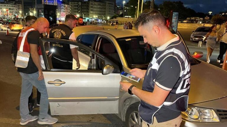 Application «Paix» à travers Istanbul! Les véhicules ont arrêté un par un