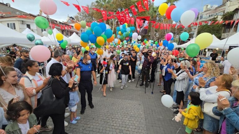 11-YEAR -old Ali Demir, qui a vaincu la leucémie, a été accueilli avec des centaines de ballons