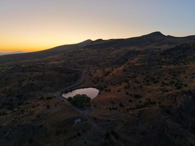Le lac Dipsiz à Malatya offre une vue magnifique au coucher du soleil
