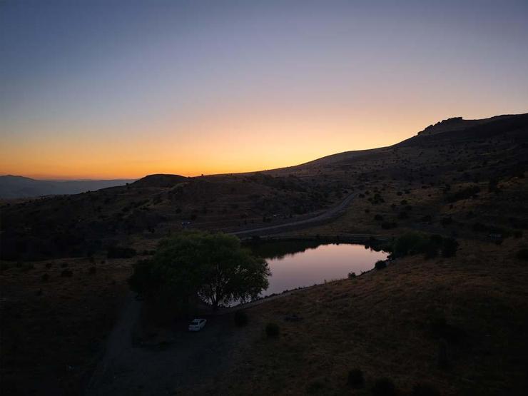 Le lac Dipsiz à Malatya offre une vue magnifique au coucher du soleil