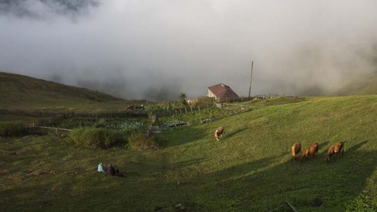 Coucher de soleil entre les nuages ​​dans les plateaux de Maçka