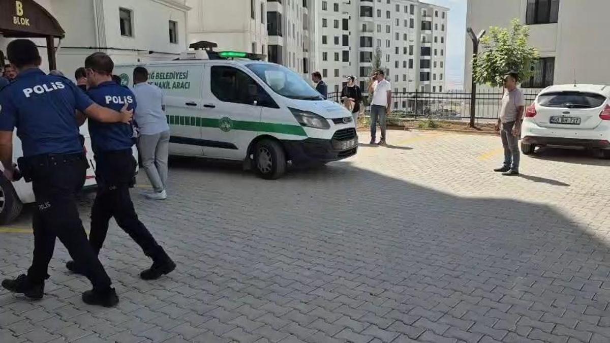 Il avait tué la personne qu'il avait vue à la maison en tirant à plusieurs reprises! Le surintendant a été libéré avec le contrôle judiciaire