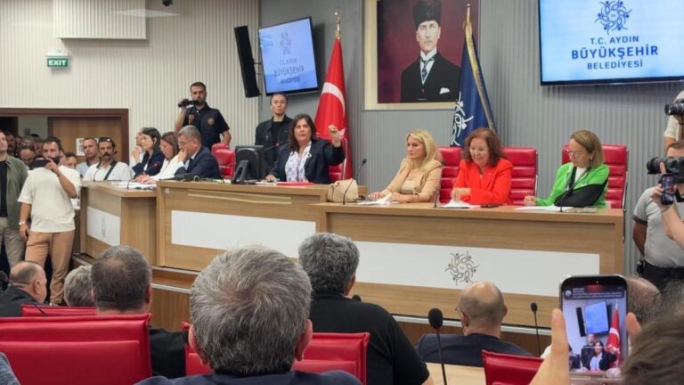 Özlem Çerçioğlu a proposé, les membres du CHP ont rejeté 30 éléments