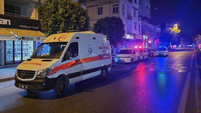 Le travail a été massacré avec un pistolet devant la maison de paix