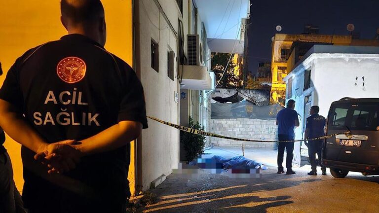 Le travail a été massacré avec un pistolet devant la maison de paix