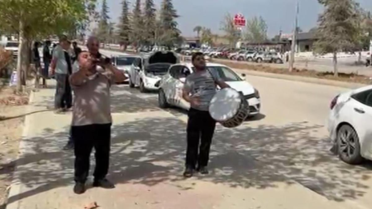 Il a réussi l'examen de pilotage qu'il est entré pour la troisième fois et a célébré avec Drum-Zurna