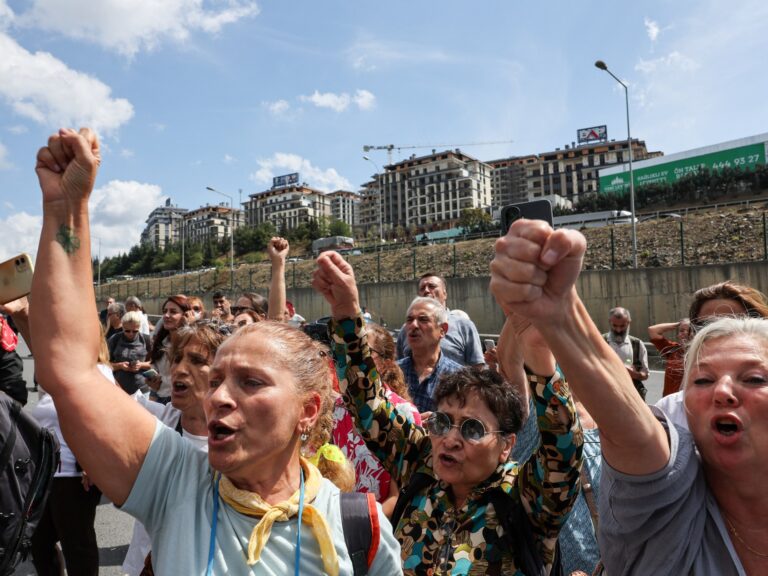 Les supporters du CHP de l'opposition de Turkiye se heurtent à la police à l'extérieur du siège de l'Istanbul