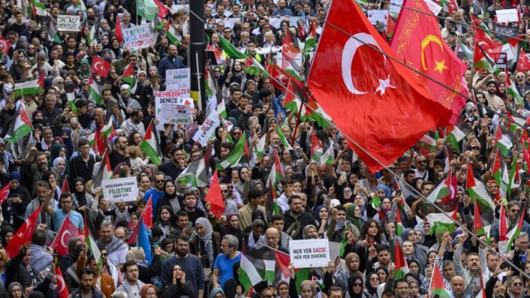 Les manifestations de masse d'Amsterdam à Istanbul dénoncent le génocide de Gaza d'Israël
