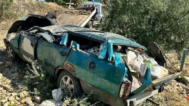 Le mari et la femme sont morts dans une voiture qui a roulé dans un fossé