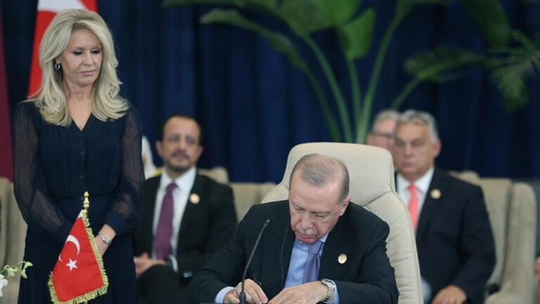 Echo mondial du sommet ! La presse mondiale parle de ces images : la signature du président Erdoğan sur la Gaza historique