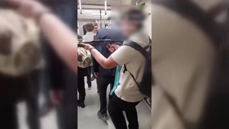 Panique avec une arme-jouet dans le métro